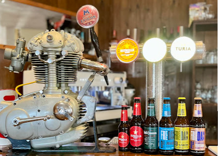 Motor de moto convertido en grifo de cerveza