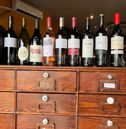 Botellas de vino sobre un antiguo mueble de cajones de madera
