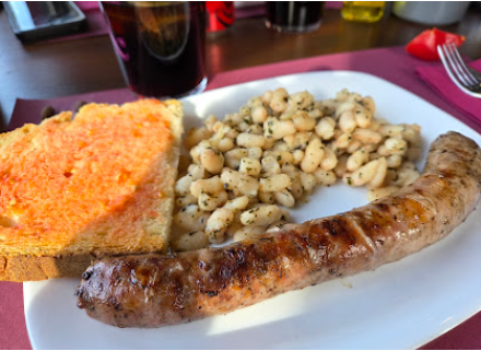Butifarra con alubias blancas y pa amb tomàquet