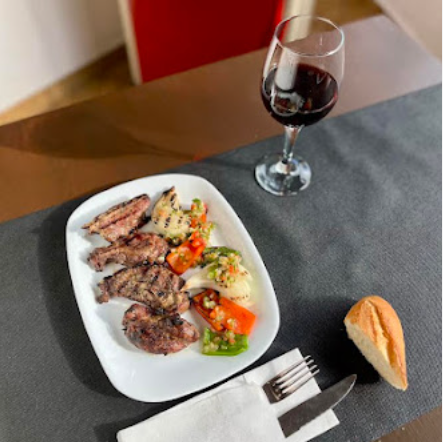 Costillas de cordero con verduras a la brasa, vino y pan