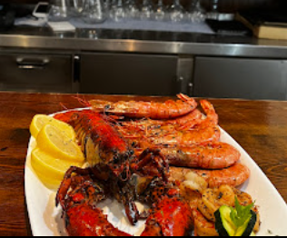 Plato de langosta y gambas sobre la barra