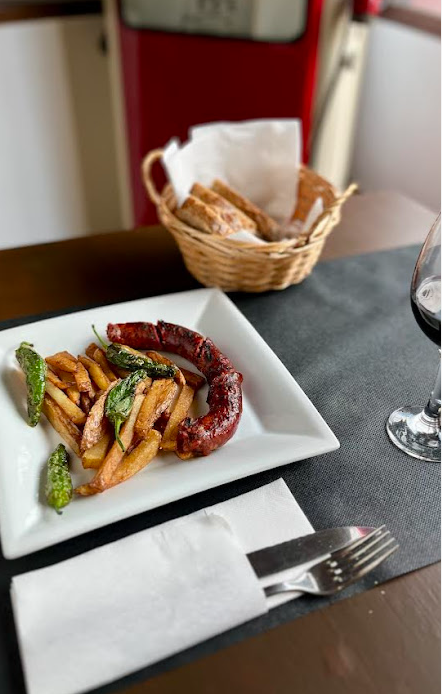 Botifarra y chorizo con patatas, pimientos de padrón, vino y pan