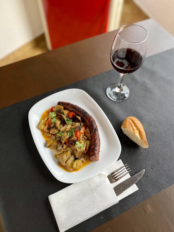 Botifarra amb samfaina i vi negre