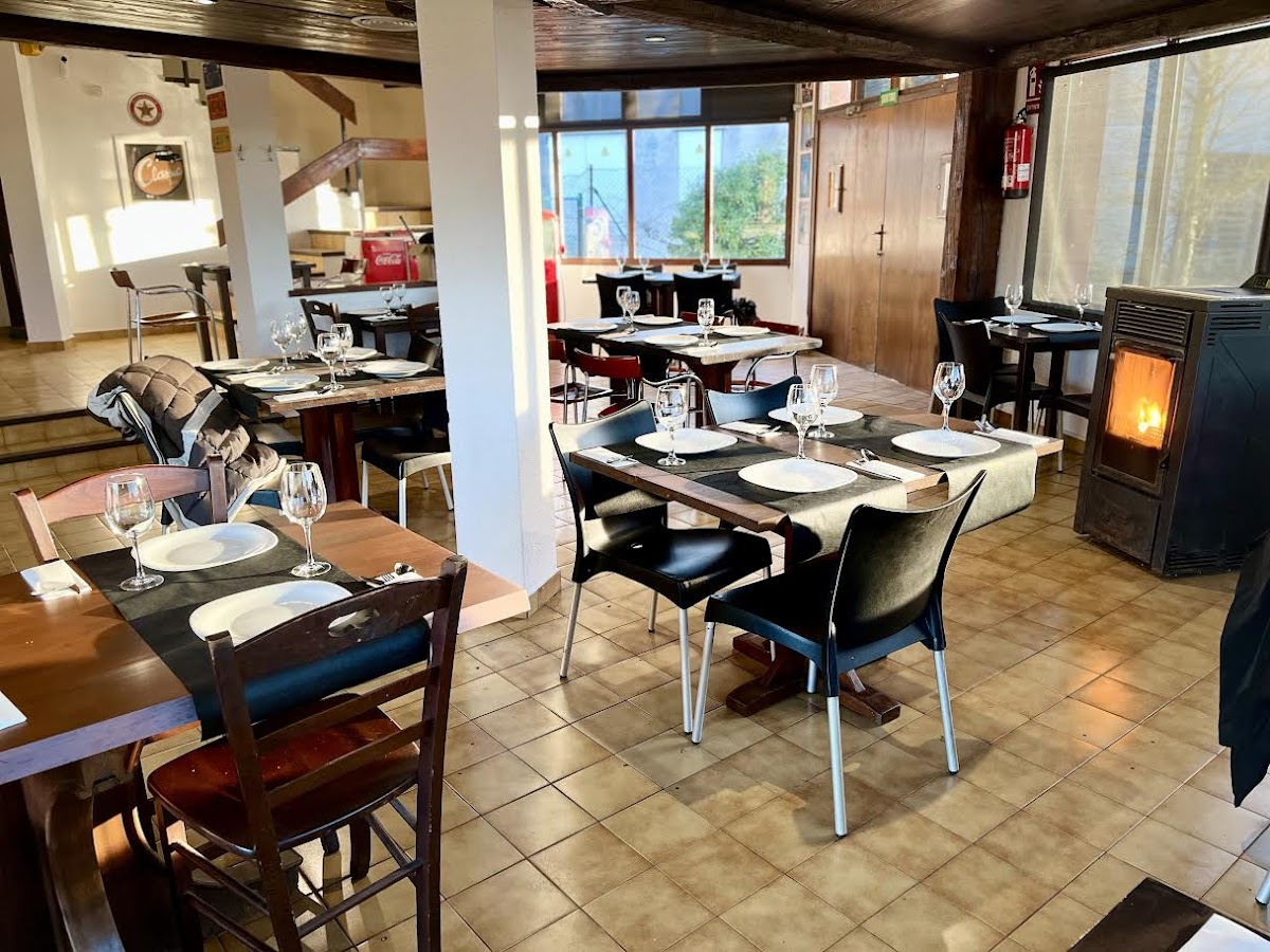 Sala del Restaurant Clàssic amb xemeneia